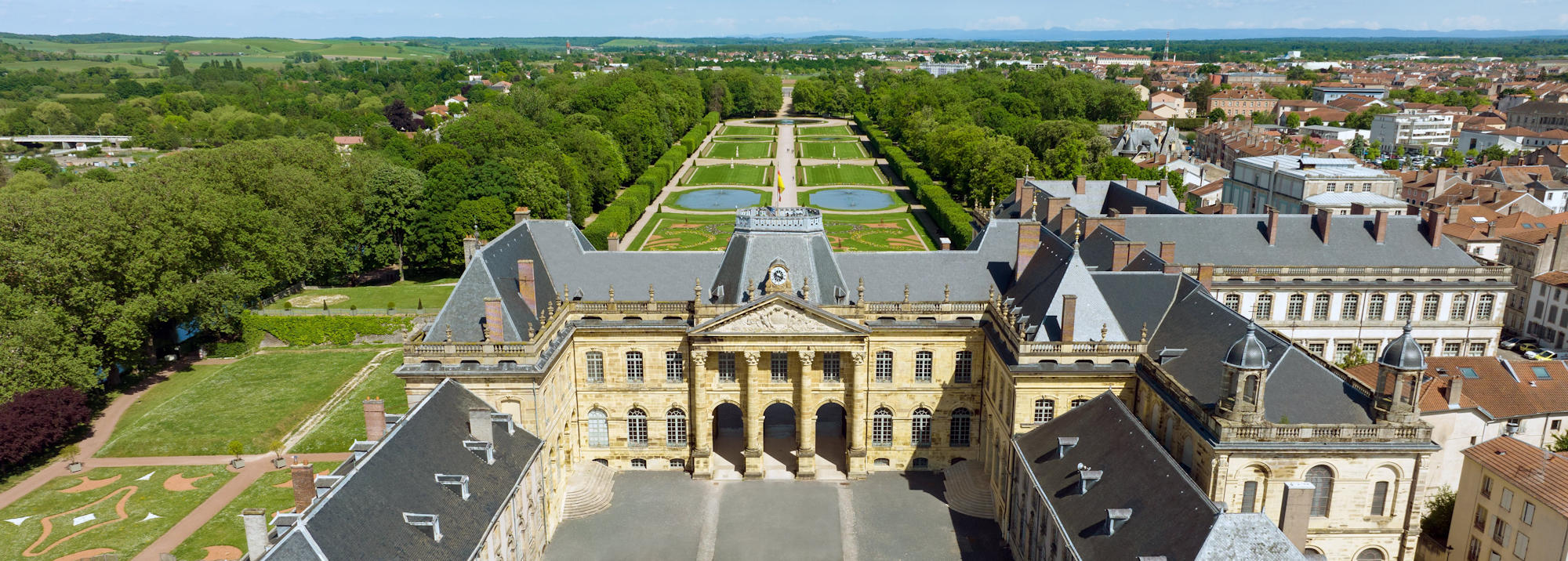 Vue drone du château et du jardin