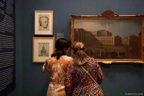 Visiteurs observant l'exposition permanente