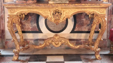Table console aux chiffres ducaux - vente Sothebys Paris 16 mai 23